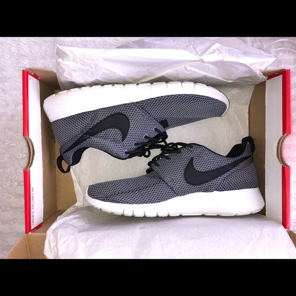 Nike Other - Nike grey and black roshe run boys size 6
